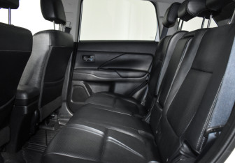 Подержанный автомобиль Mitsubishi Outlander 2017 года (12 фото)