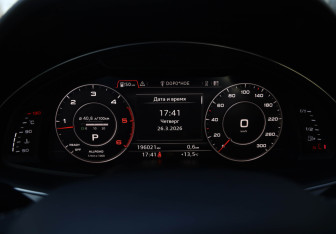 Подержанный автомобиль Audi Q7 2017 года (13 фото)