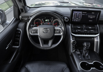 Подержанный автомобиль Toyota Land Cruiser Suv 2022 года (15 фото)