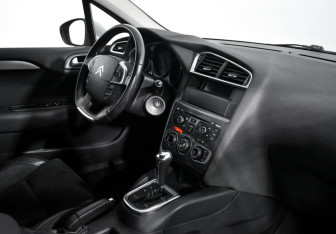 Подержанный автомобиль Citroen C4 Hatchback 2011 года (14 фото)