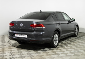 Подержанный автомобиль Volkswagen Passat Sedan 2017 года (5 фото)