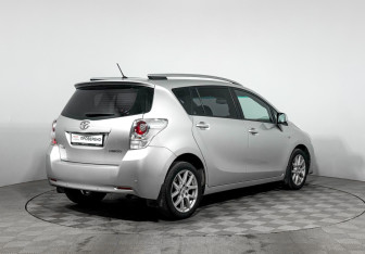 Подержанный автомобиль Toyota Verso 2010 года (5 фото)