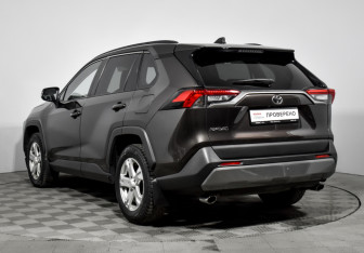 Подержанный автомобиль Toyota RAV4 2019 года (7 фото)