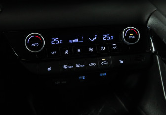 Подержанный автомобиль Hyundai Elantra Sedan 2022 года (16 фото)