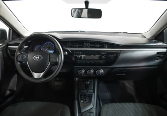 Подержанный автомобиль Toyota Corolla Sedan 2013 года (9 фото)