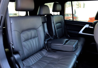 Подержанный автомобиль Toyota Land Cruiser Suv 2019 года (15 фото)