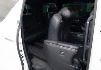 Подержанный автомобиль Toyota Alphard 2019 года (18 фото)