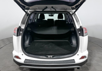 Подержанный автомобиль Toyota RAV4 2016 года (19 фото)