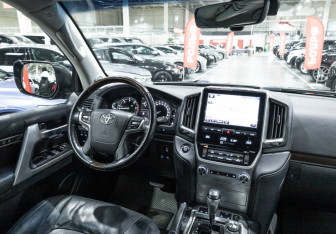 Подержанный автомобиль Toyota Land Cruiser Suv 2018 года (16 фото)