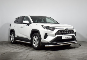 Подержанный автомобиль Toyota RAV4 2020 года (3 фото)