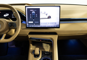 Подержанный автомобиль Zeekr 001 2024 года (14 фото)