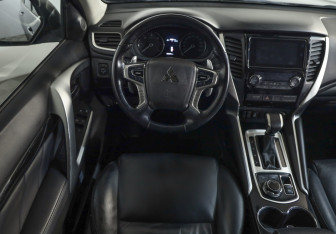 Подержанный автомобиль Mitsubishi Pajero Sport 2018 года (12 фото)