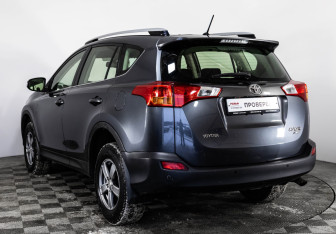 Подержанный автомобиль Toyota RAV4 2014 года (7 фото)
