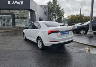 Подержанный автомобиль Skoda Rapid Liftback 2022 года (6 фото)