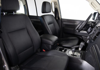 Подержанный автомобиль Mitsubishi Pajero 2012 года (18 фото)