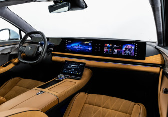 Подержанный автомобиль Voyah Passion 2023 года (12 фото)