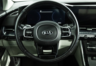 Подержанный автомобиль Kia Carnival 2021 года (24 фото)