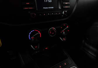 Подержанный автомобиль Kia Rio Hatchback 2017 года (15 фото)