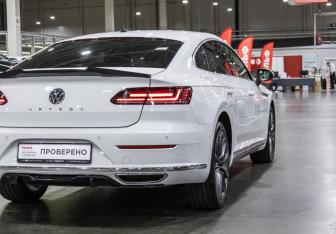 Подержанный автомобиль Volkswagen Arteon 2020 года (10 фото)
