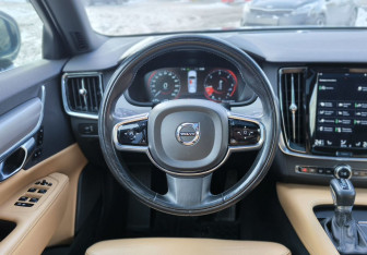 Подержанный автомобиль Volvo S90 2019 года (21 фото)