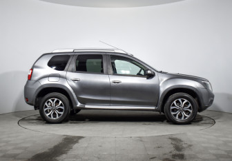 Подержанный автомобиль Nissan Terrano 2017 года (4 фото)