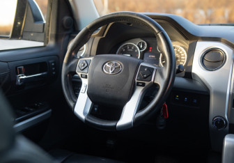 Подержанный автомобиль Toyota Tundra 2013 года (14 фото)