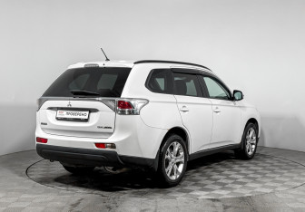 Подержанный автомобиль Mitsubishi Outlander 2013 года (5 фото)
