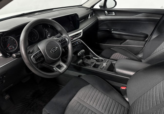 Подержанный автомобиль Kia K5 2021 года (9 фото)