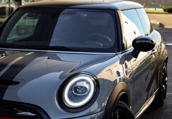 Подержанный автомобиль MINI Hatch 2020 года (2 фото)