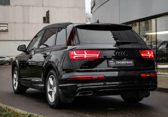 Подержанный автомобиль Audi Q7 2015 года (8 фото)