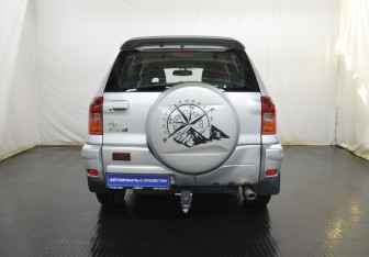 Подержанный автомобиль Toyota RAV4 2001 года (6 фото)