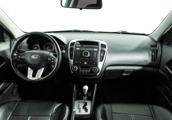 Подержанный автомобиль Kia Ceed Hatchback 2011 года (13 фото)