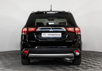 Подержанный автомобиль Mitsubishi Outlander 2015 года (6 фото)