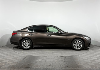 Подержанный автомобиль Infiniti Q50 2015 года (4 фото)