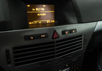 Подержанный автомобиль Opel Astra Hatchback 2006 года (16 фото)