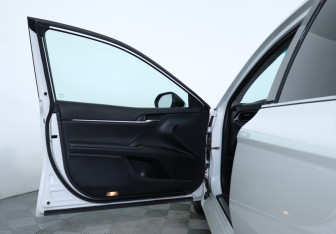 Подержанный автомобиль Toyota Camry Sedan 2021 года (12 фото)