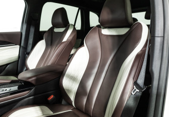 Подержанный автомобиль Geely Monjaro 2023 года (25 фото)