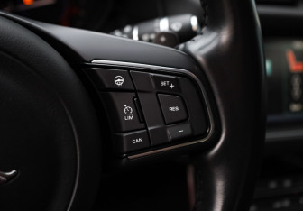 Подержанный автомобиль Jaguar XF Sedan 2016 года (13 фото)