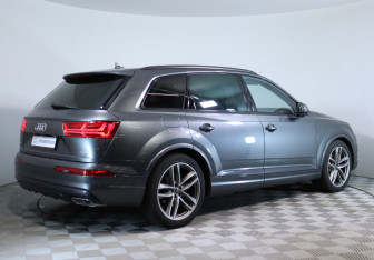 Подержанный автомобиль Audi Q7 2017 года (5 фото)
