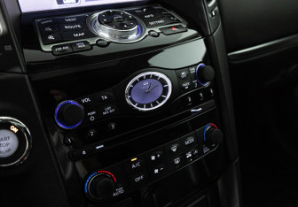 Подержанный автомобиль Infiniti QX70 2013 года (18 фото)