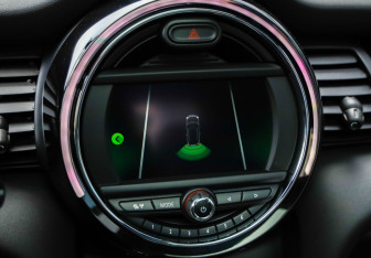 Подержанный автомобиль MINI Hatch 2019 года (16 фото)