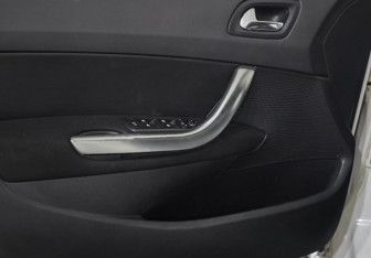 Подержанный автомобиль Peugeot 308 Hatchback 2011 года (16 фото)