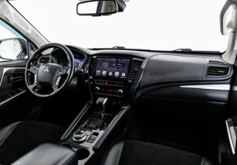 Подержанный автомобиль Mitsubishi Pajero Sport 2020 года (10 фото)