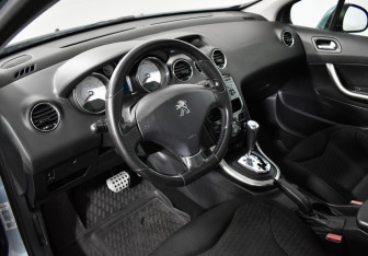 Подержанный автомобиль Peugeot 308 Hatchback 2011 года (9 фото)