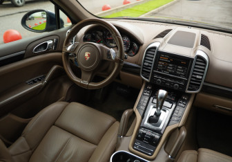 Подержанный автомобиль Porsche Cayenne 2013 года (10 фото)