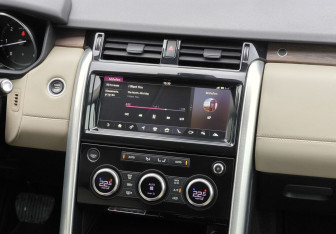 Подержанный автомобиль Land Rover Discovery 2017 года (32 фото)