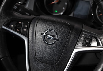 Подержанный автомобиль Opel Astra Hatchback 2012 года (12 фото)