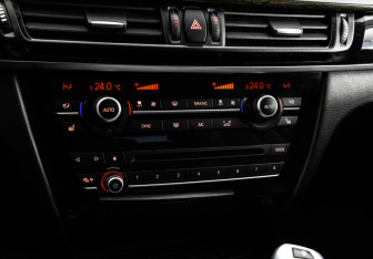 Подержанный автомобиль BMW X5 2015 года (18 фото)