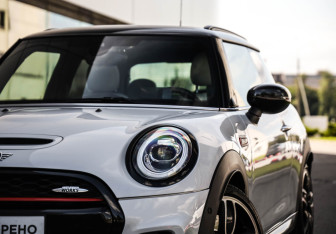 Подержанный автомобиль MINI Hatch 2020 года (2 фото)