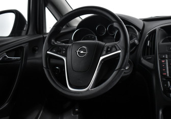 Подержанный автомобиль Opel Astra Hatchback 2012 года (16 фото)